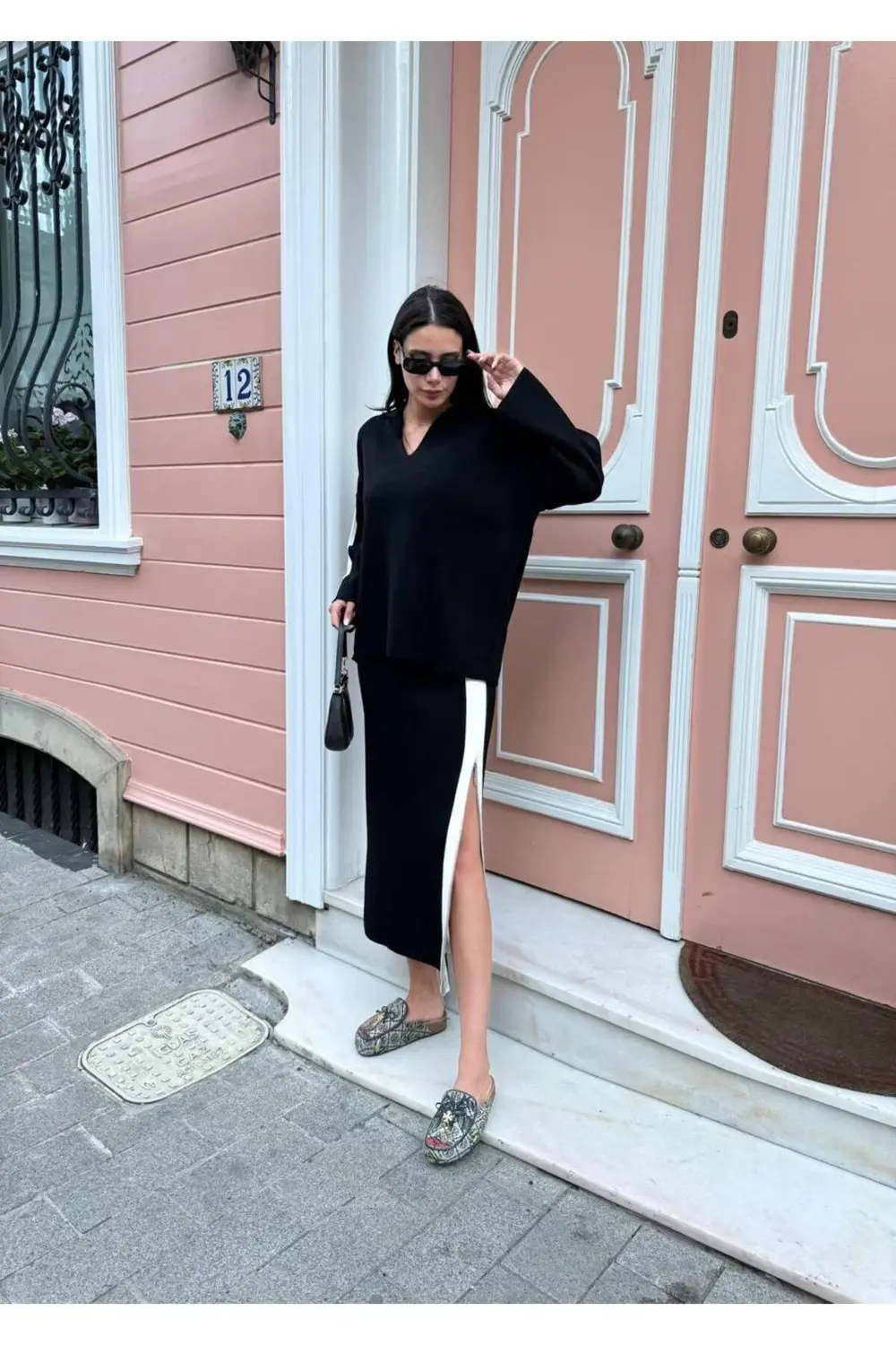 GÖMLEK YAKA DİK ÇİZGİLİ ETEKLİ KADIN TRİKO TAKIM