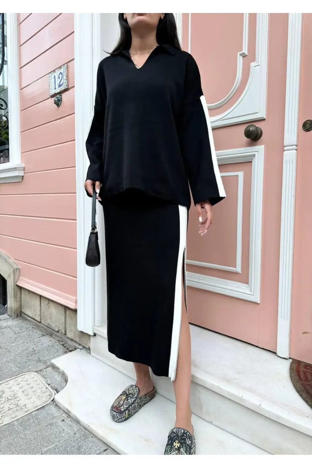 GÖMLEK YAKA DİK ÇİZGİLİ ETEKLİ KADIN TRİKO TAKIM