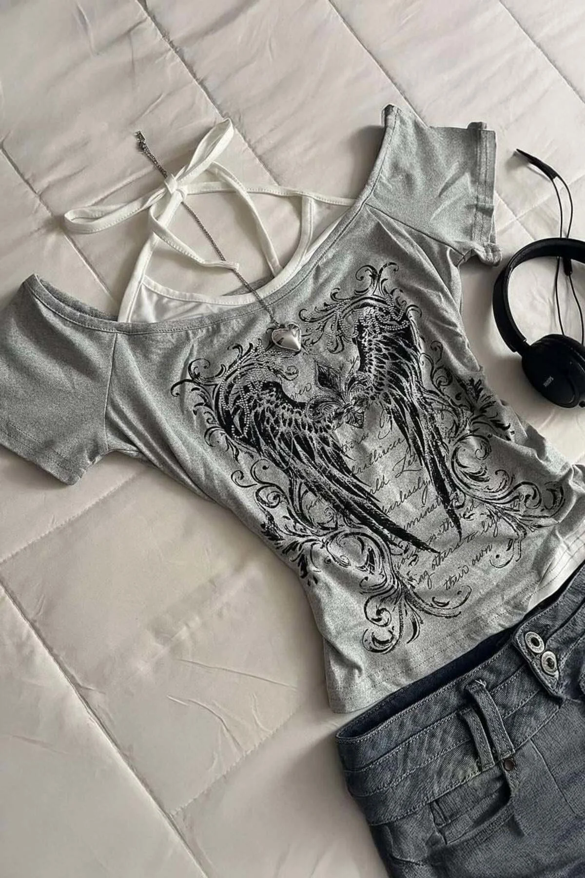 Gri Gotik Wing Note Ek Askılı Y2K Kısa Kollu Crop