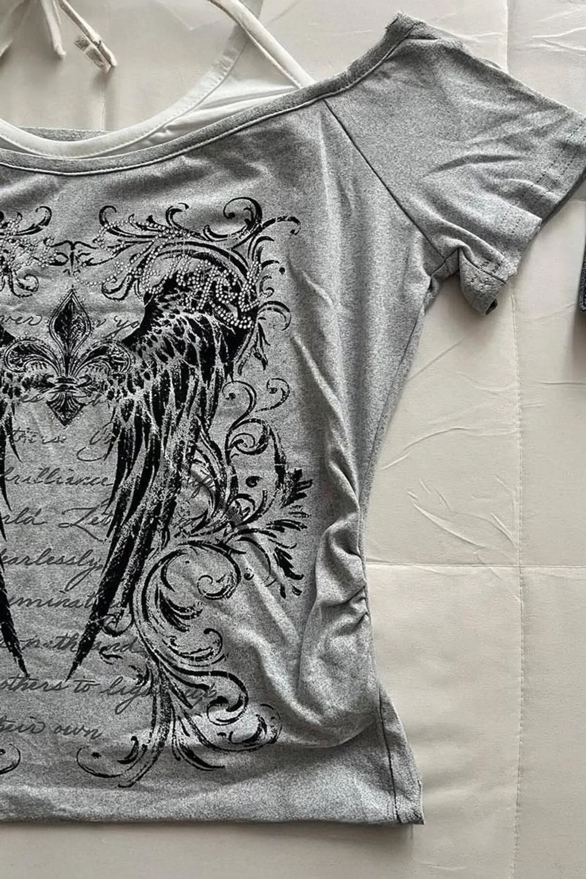 Gri Gotik Wing Note Ek Askılı Y2K Kısa Kollu Crop