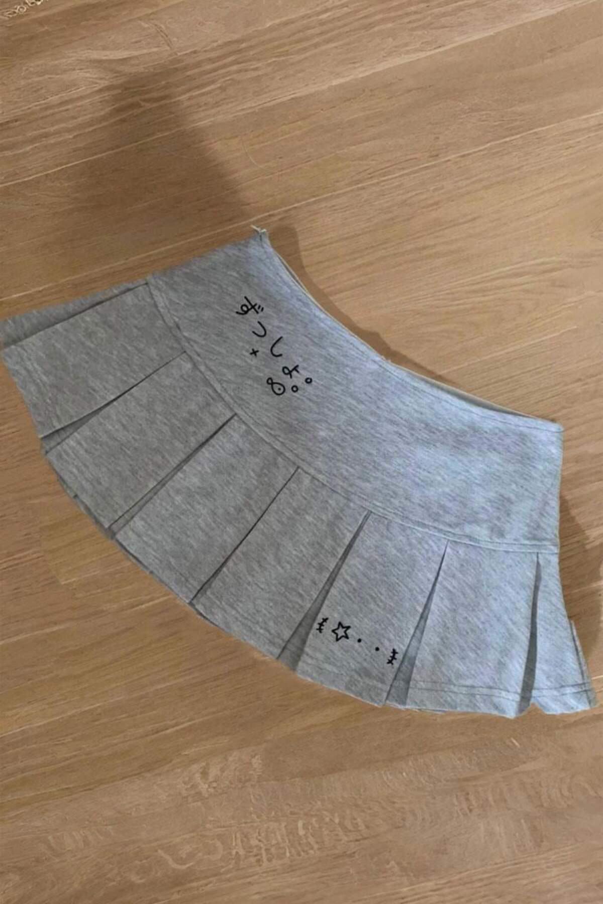 Gri Pileli Fish and Cat Baskılı Micro Şort Etek