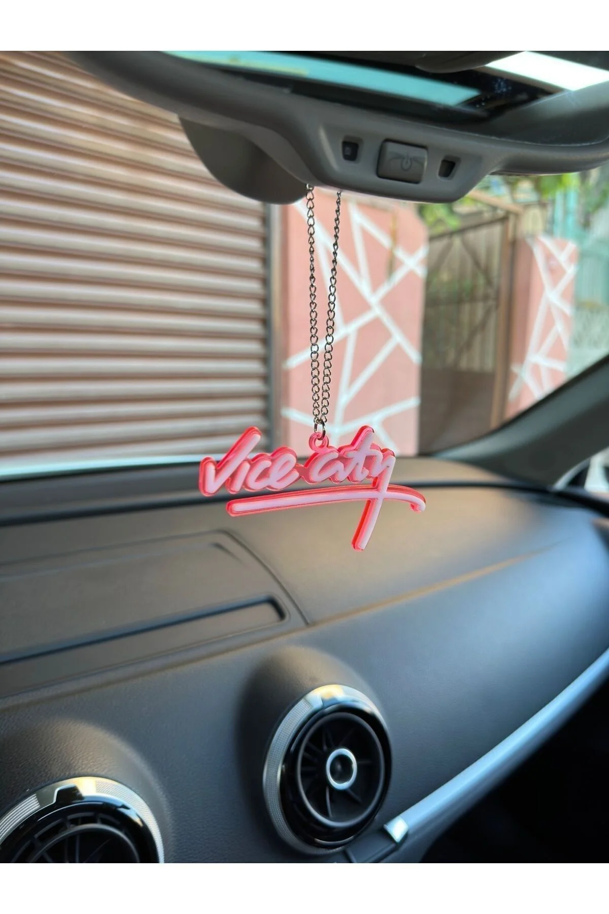 Gta Vice city Dikiz ayna süsü (Seffaf pembe) Gta Vice city Dikiz ayna süsü (Seffaf pembe) - Görsel 2