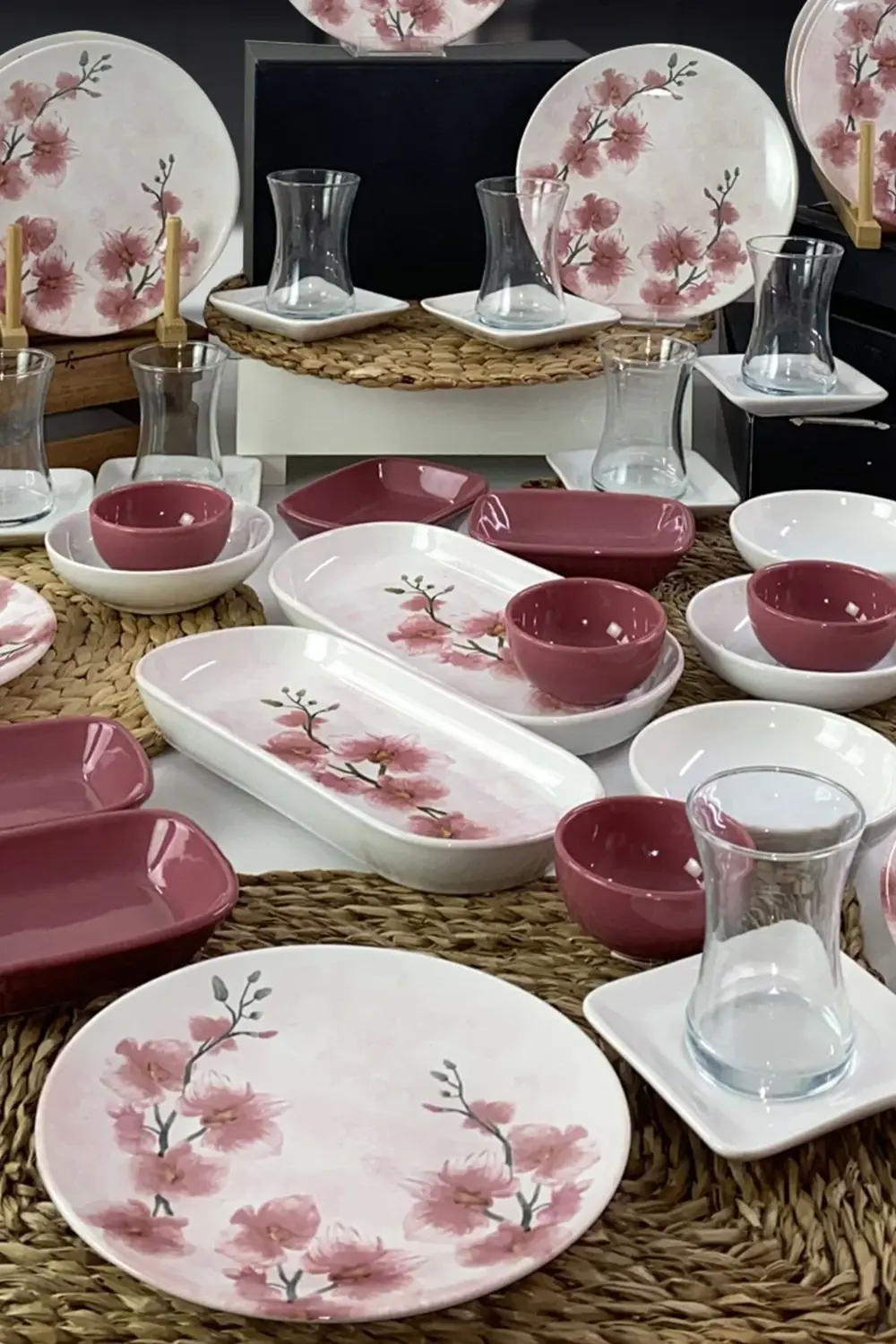 Keramika Gül Kurusu Çiçek Desenli Kahvaltı Takımı 12 Kişilik 50 Parça