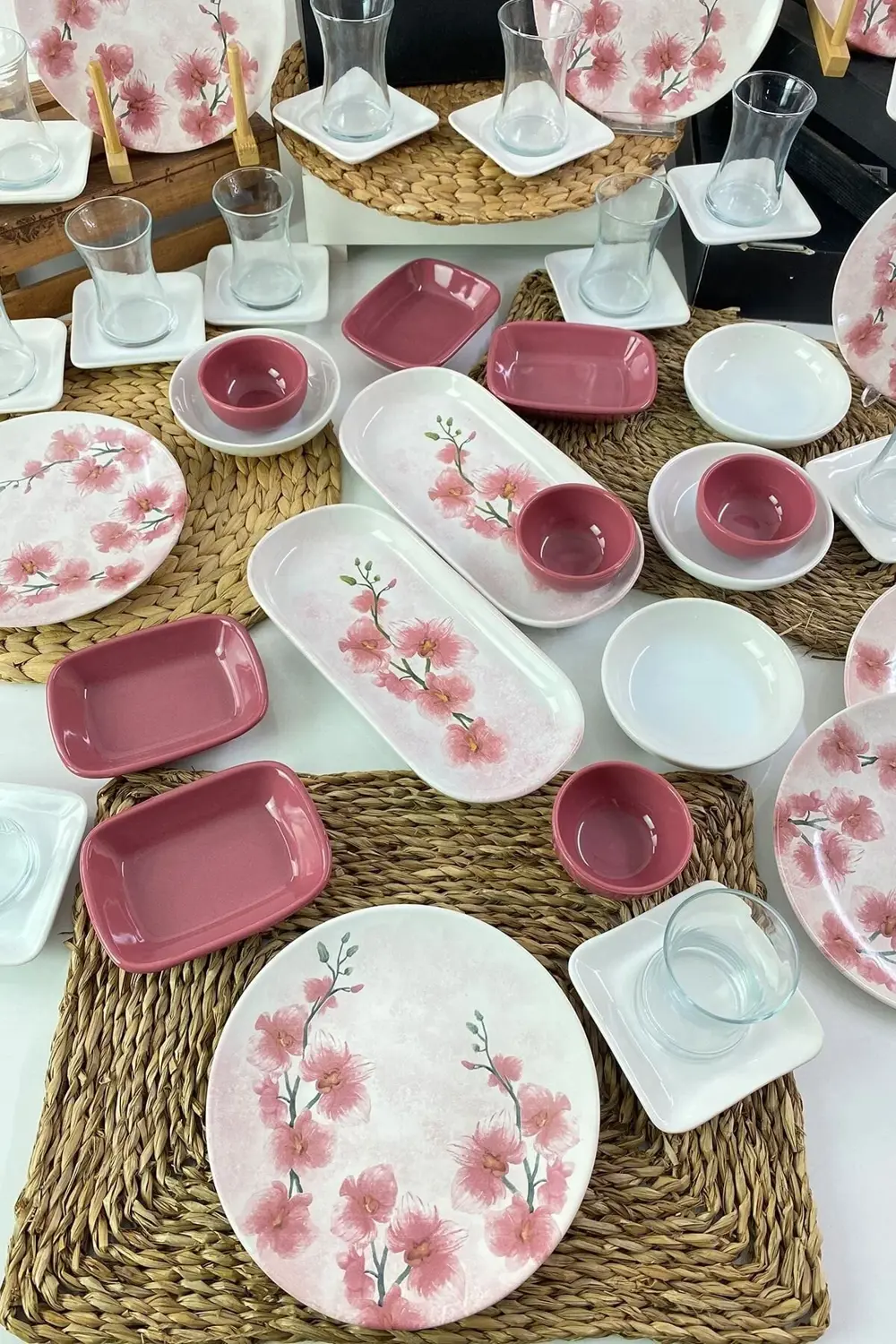 Keramika Gül Kurusu Çiçek Desenli Kahvaltı Takımı 12 Kişilik 50 Parça