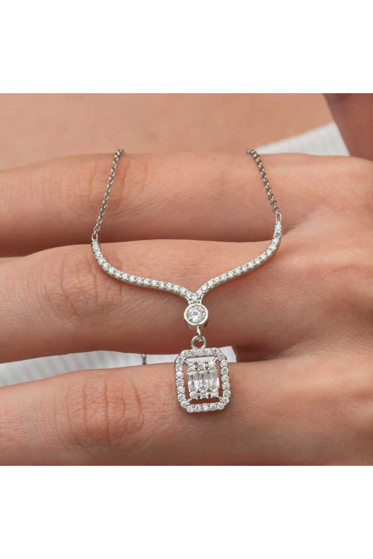 Gümüş Baget Taşlı Gerdanlık Model Kadın Kolye Gümüş Baget Taşlı Gerdanlık Model Kadın Kolye
