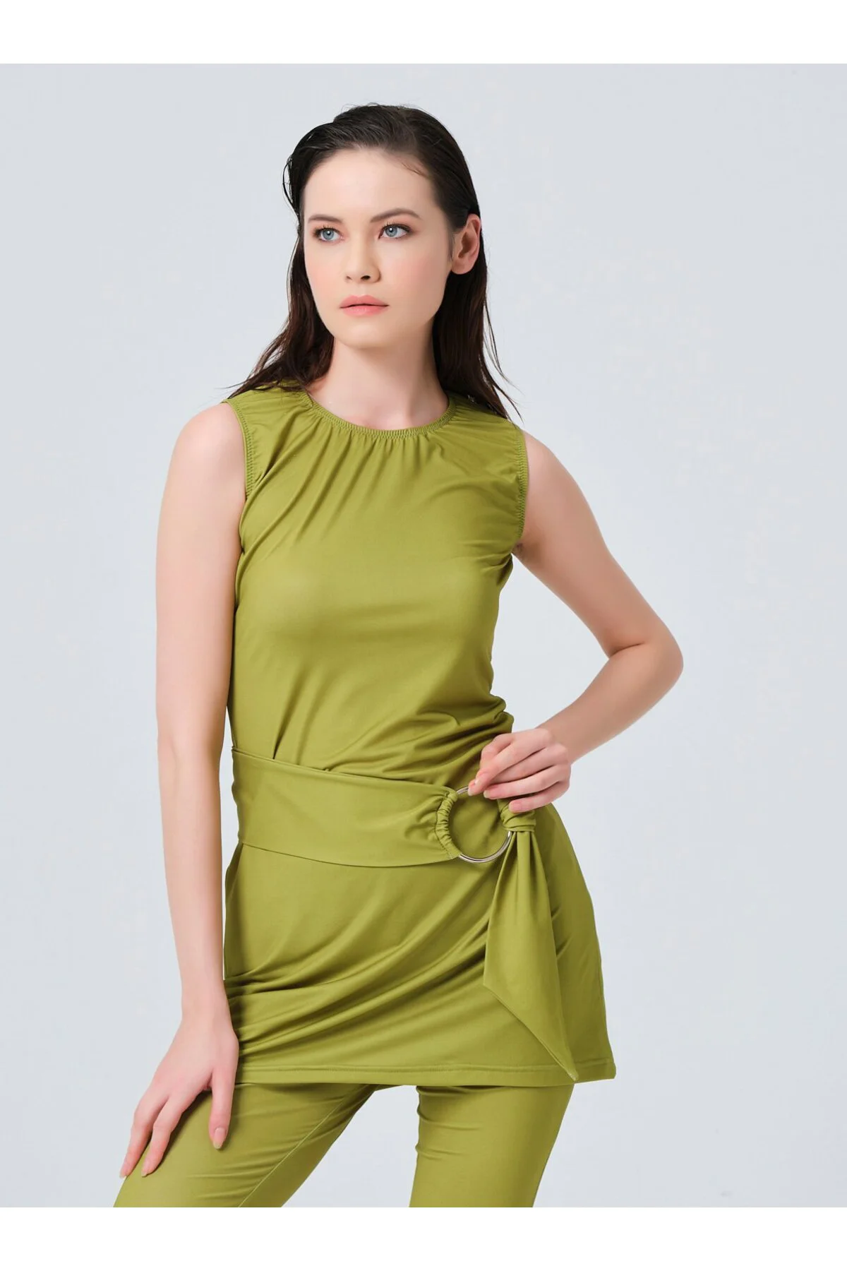 Gümüş Kemer Tokalı Sıfır Kol Yarı Kapalı Mayo