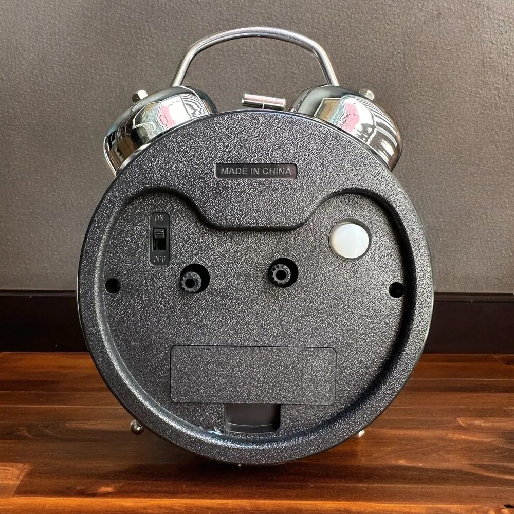 Evimdeyokyok Gümüş Metal Alarmlı Masa Saati