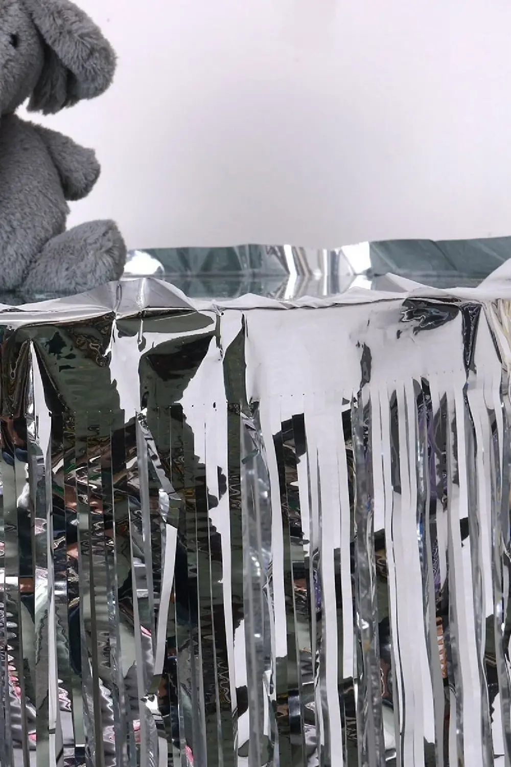 Gümüş Metalize Masa Eteği + Plastik Siyah Masa Örtüsü