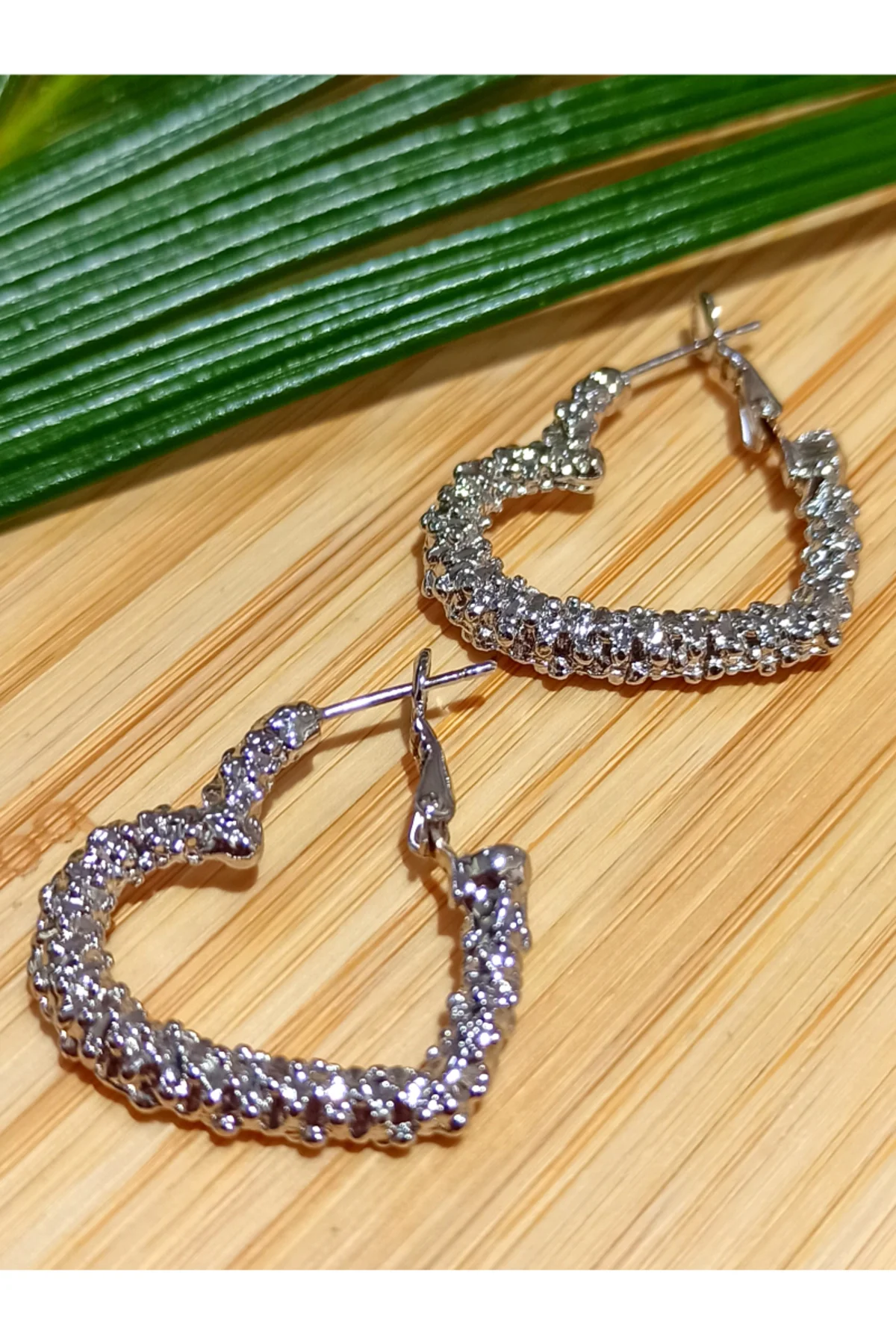 Gümüş Renk Lüks Gösterişli Kalp Figürlü Küpe