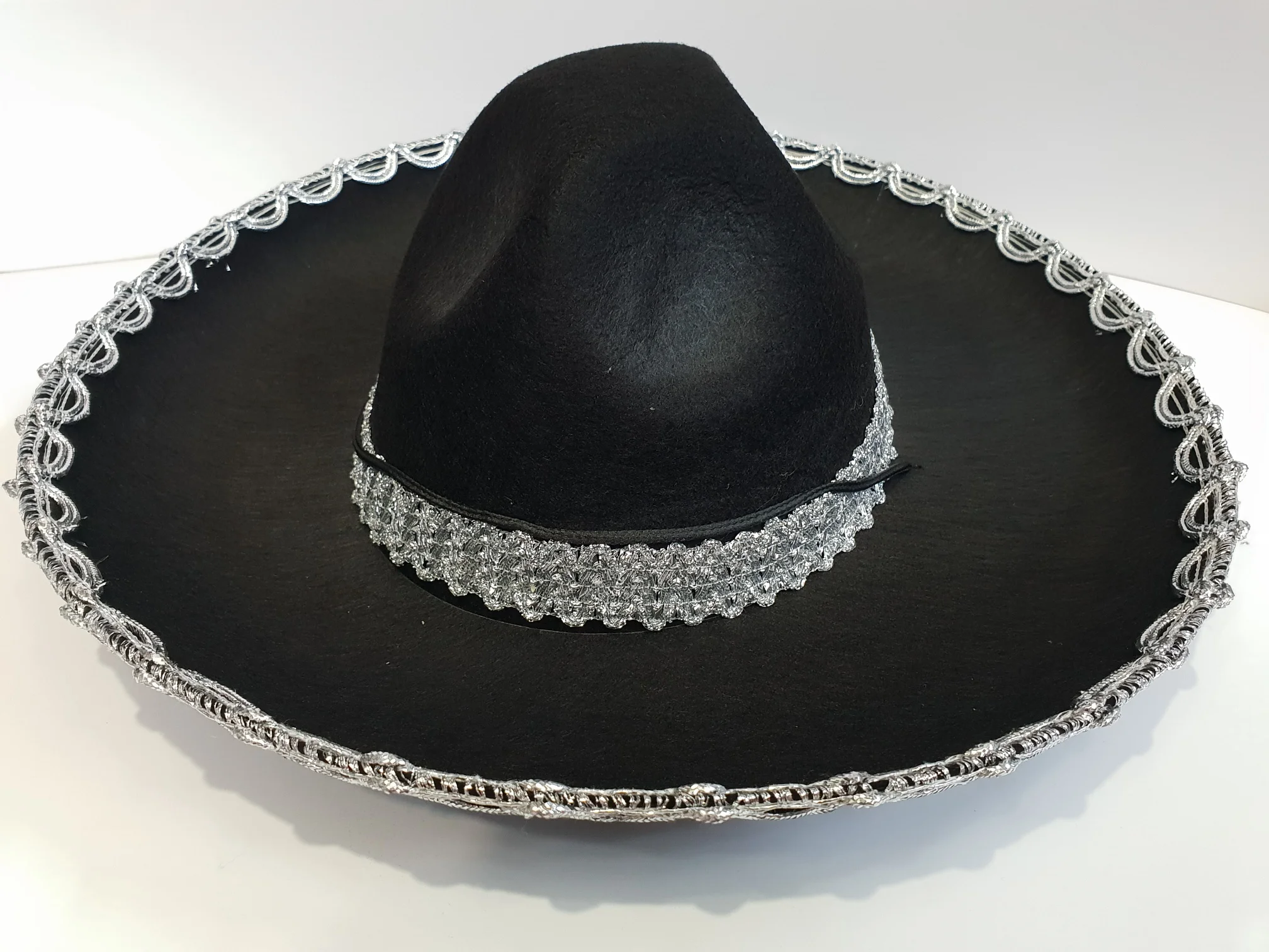 Gümüş Renk Şeritli Meksika Mariachi Latin Şapkası 55 cm Çuk Fiyatı, Yorumları ve Özellikleri