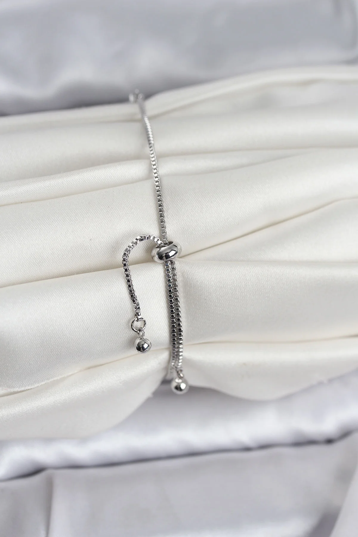 Gümüş Renk Zirkon Taşlı Sıralı Yonca Model Asansörlü Kadın Bileklik 5886-1492
