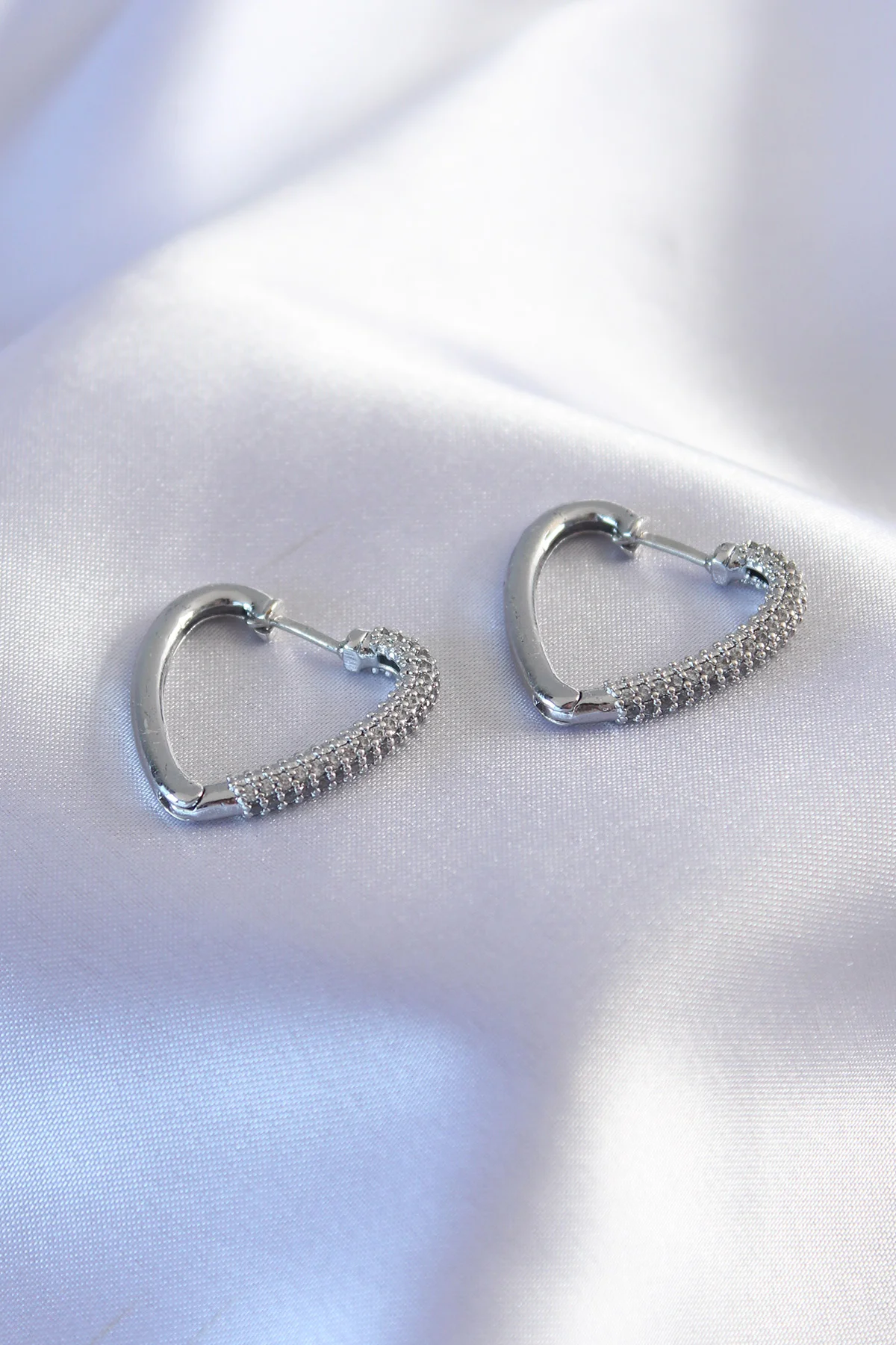 Gümüş Renk Zirkon Taşlı Kalp Model Kadın Küpe 5886 - Şık ve Dayanıklı Günlük Takı