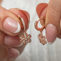 Gümüş Sallantılı Gold Kuğu Kadın Küpe