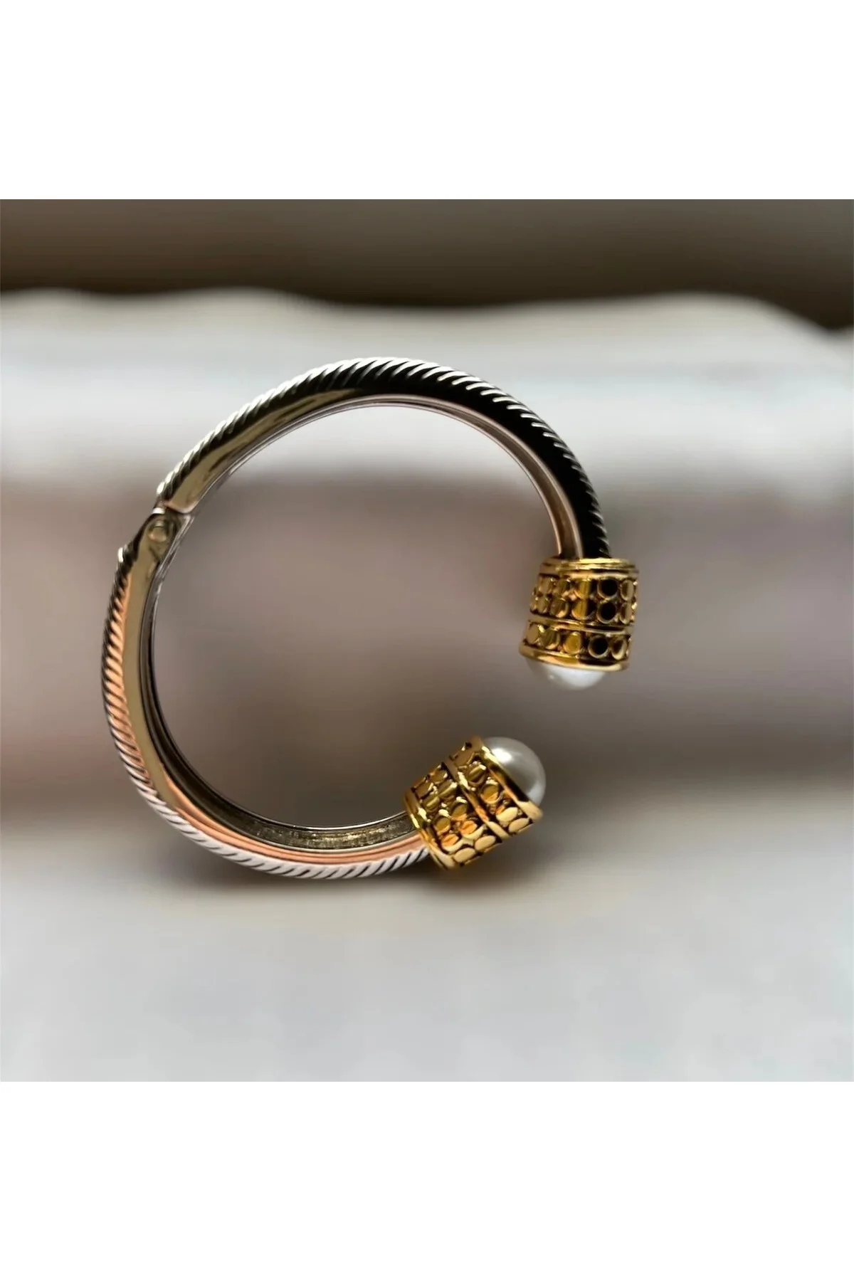 Gümüş ve Gold Detaylı İnci Uçlu Burgu Kelepçe Çelik Bileklik