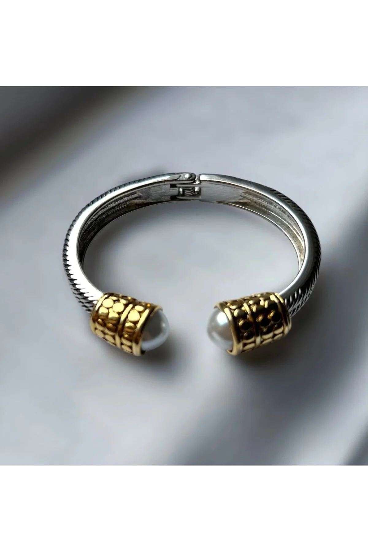 Gümüş ve Gold Detaylı İnci Uçlu Burgu Kelepçe Çelik Bileklik