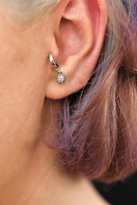 GÜMÜŞ YUVARLAK FİGÜR ZİRKON TAŞ ÇELİK PİERCİNG TRAGUS HELİX KIKIR
