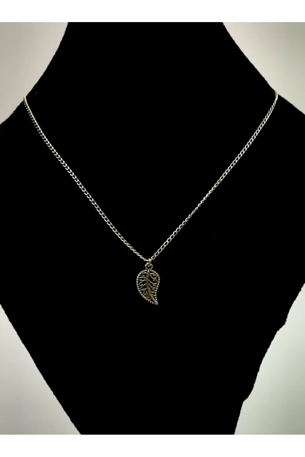 Gümüş Zincir Yaprak Figürlü Kolye
