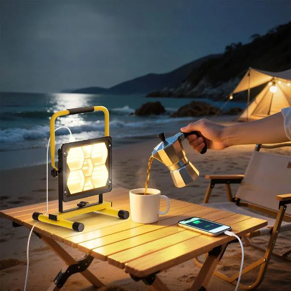 Güneş Enerjili 400 LEDli Powerbank Özellikli Projektör Güneş Enerjili 400 LEDli Powerbank Özellikli Projektör
