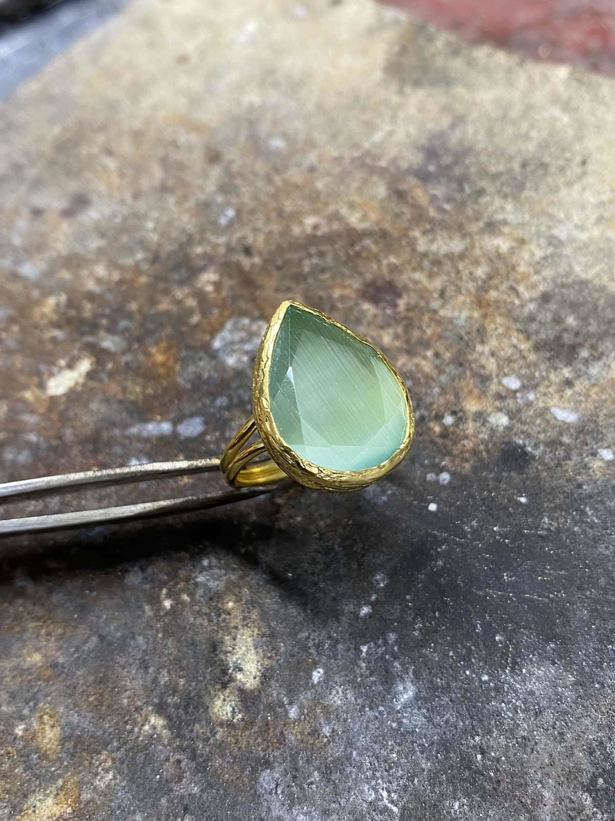 Güneş Taşı Serisi Damla Kedi Gözü Taşlı El İşi Kadın Yüzük Ayarla