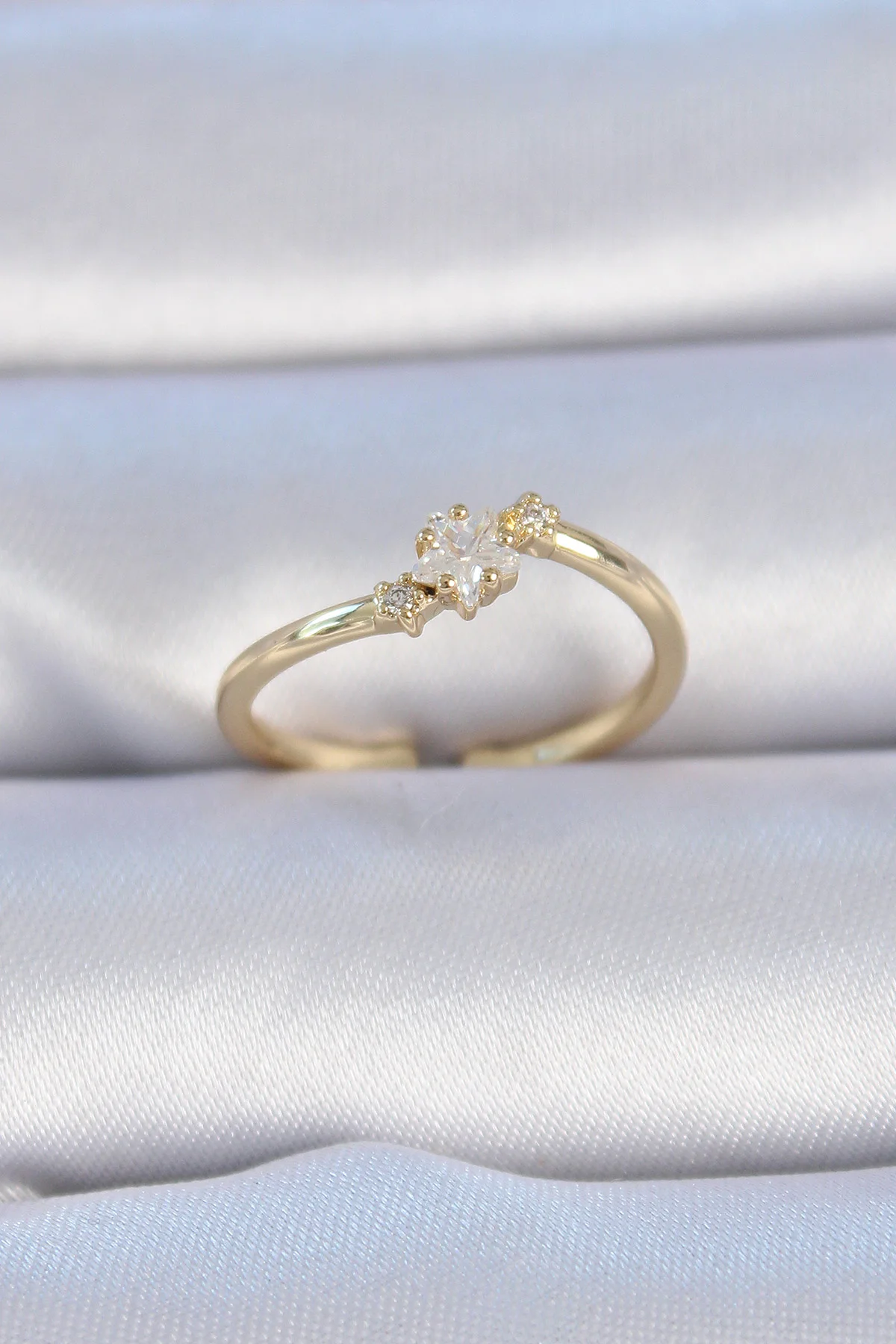 Günlük Kadın Yüzük - Pirinç Gold Zirkon Beyaz Çiçek Modeli 5886