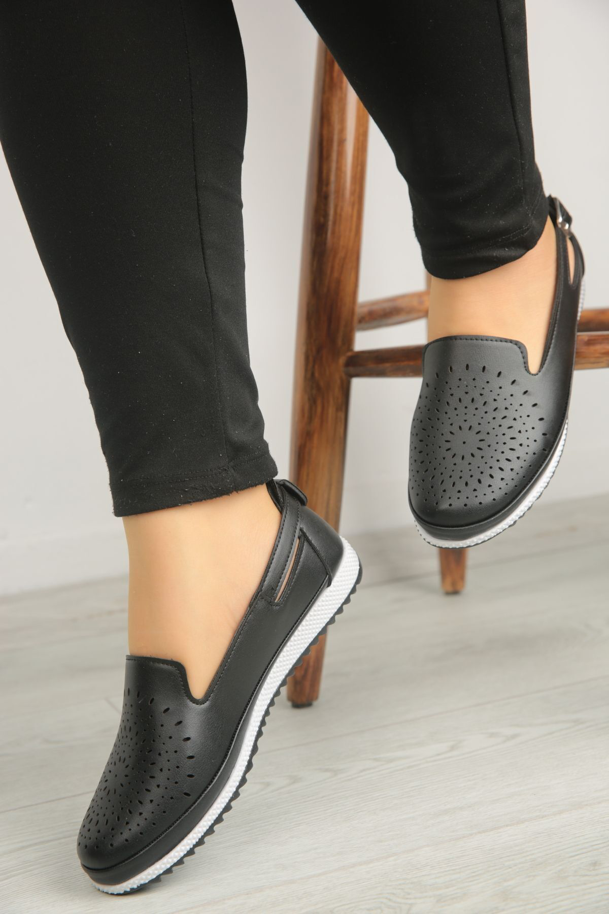 Günlük Ortopedik Tabanlı Lazer Baskılı Delikli Tokalı Cilt Siyah 