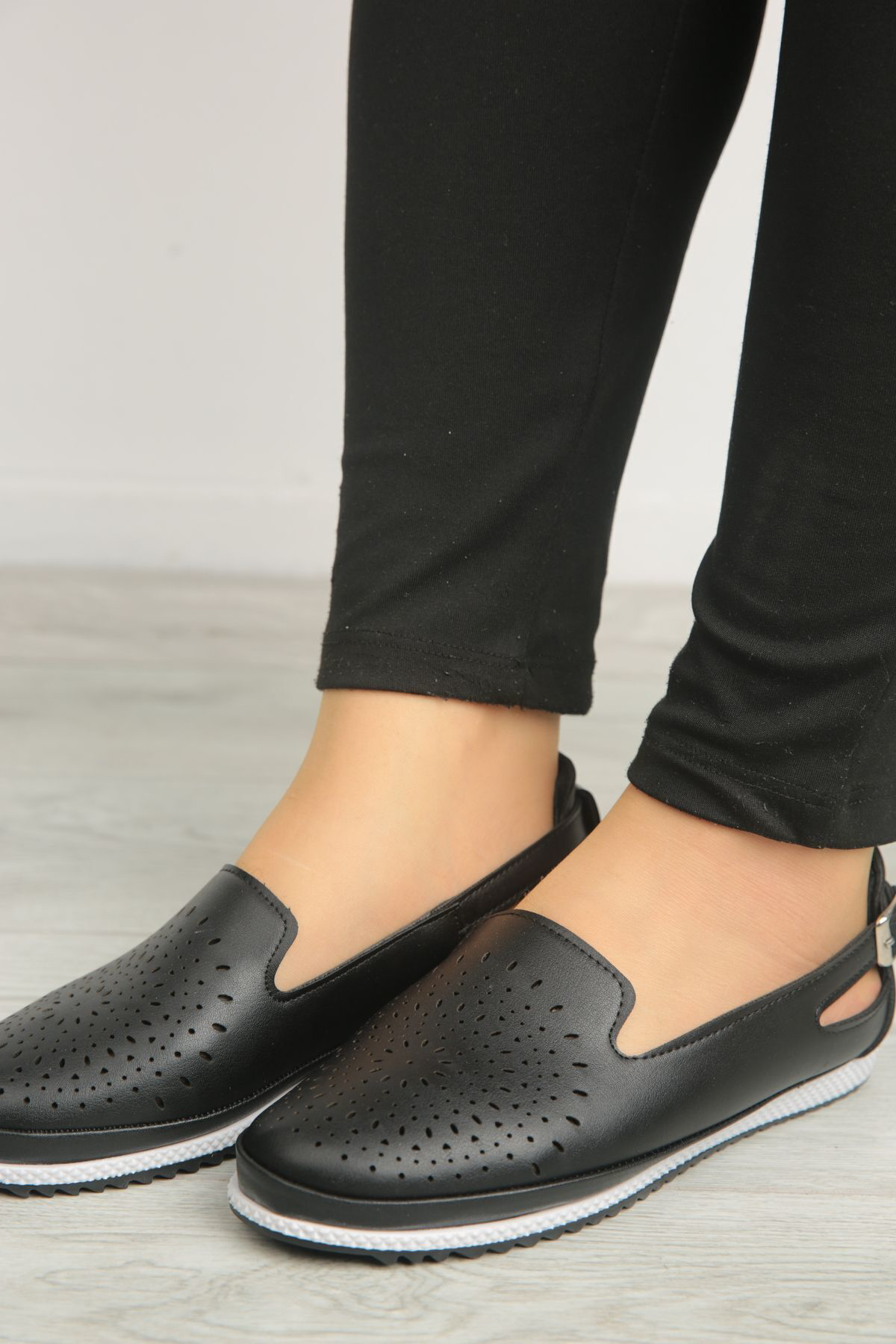 Günlük Ortopedik Tabanlı Lazer Baskılı Delikli Tokalı Cilt Siyah 
