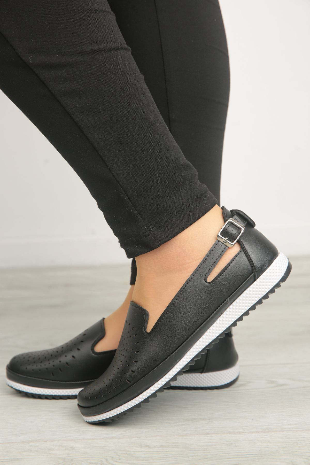 Günlük Ortopedik Tabanlı Lazer Baskılı Delikli Tokalı Cilt Siyah 