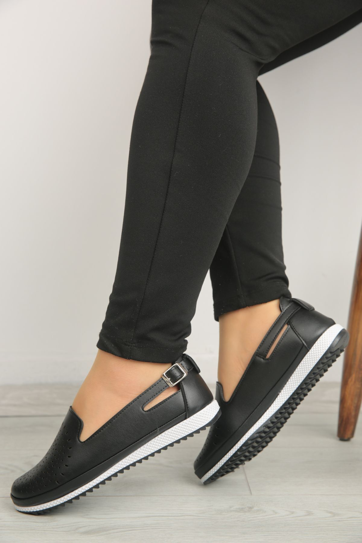 Günlük Ortopedik Tabanlı Lazer Baskılı Delikli Tokalı Cilt Siyah 