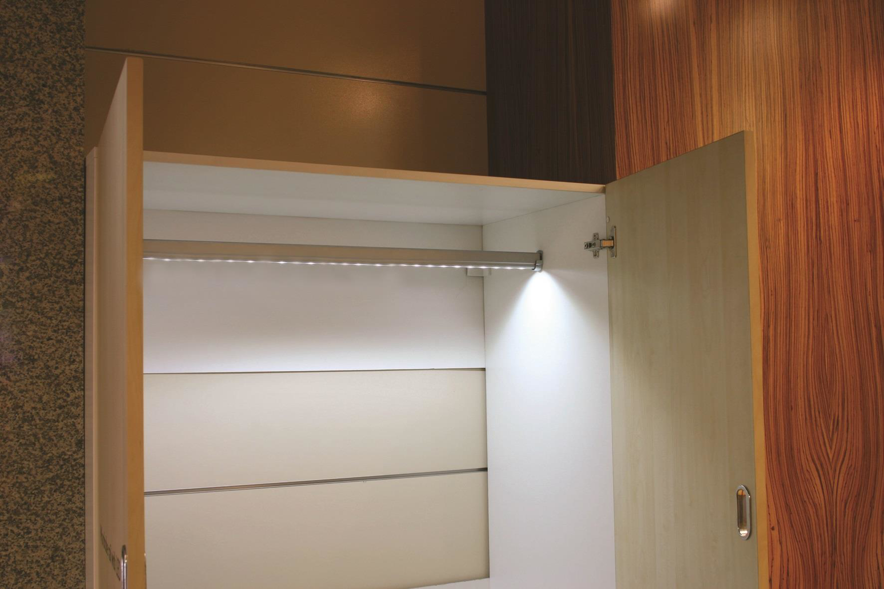 Gürçay Hırdavat Gürçay Led İşıklı Dolap İçi Askı Borusu Pilli 101-120 Cm Gürçay Hırdavat Gürçay Led İşıklı Dolap İçi Askı Borusu Pilli 101-120 Cm