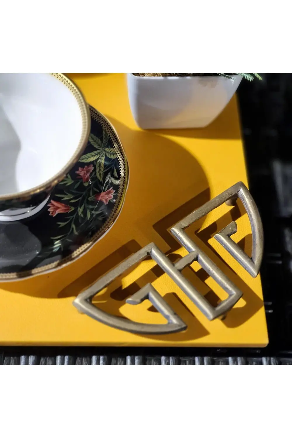 Harf Desen Hardal Sarısı Deri Kaplama Tepsi