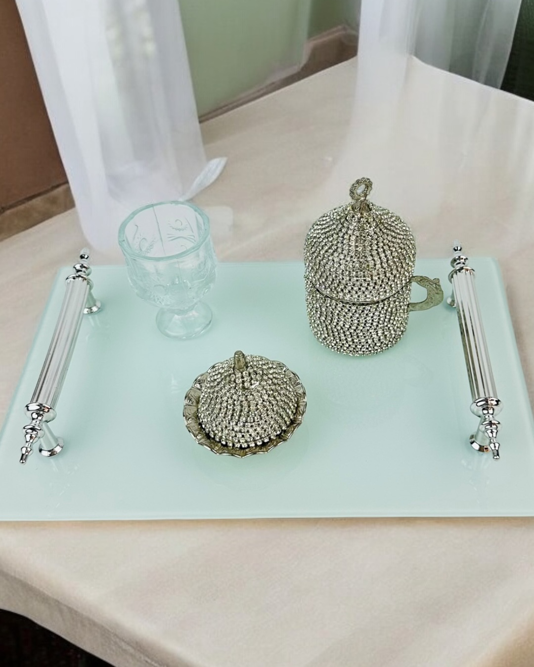 Harmonize Beyaz Söz Tepsisi ve Damat Kahve Fincanı Harmonize Beyaz Söz Tepsisi ve Damat Kahve Fincanı