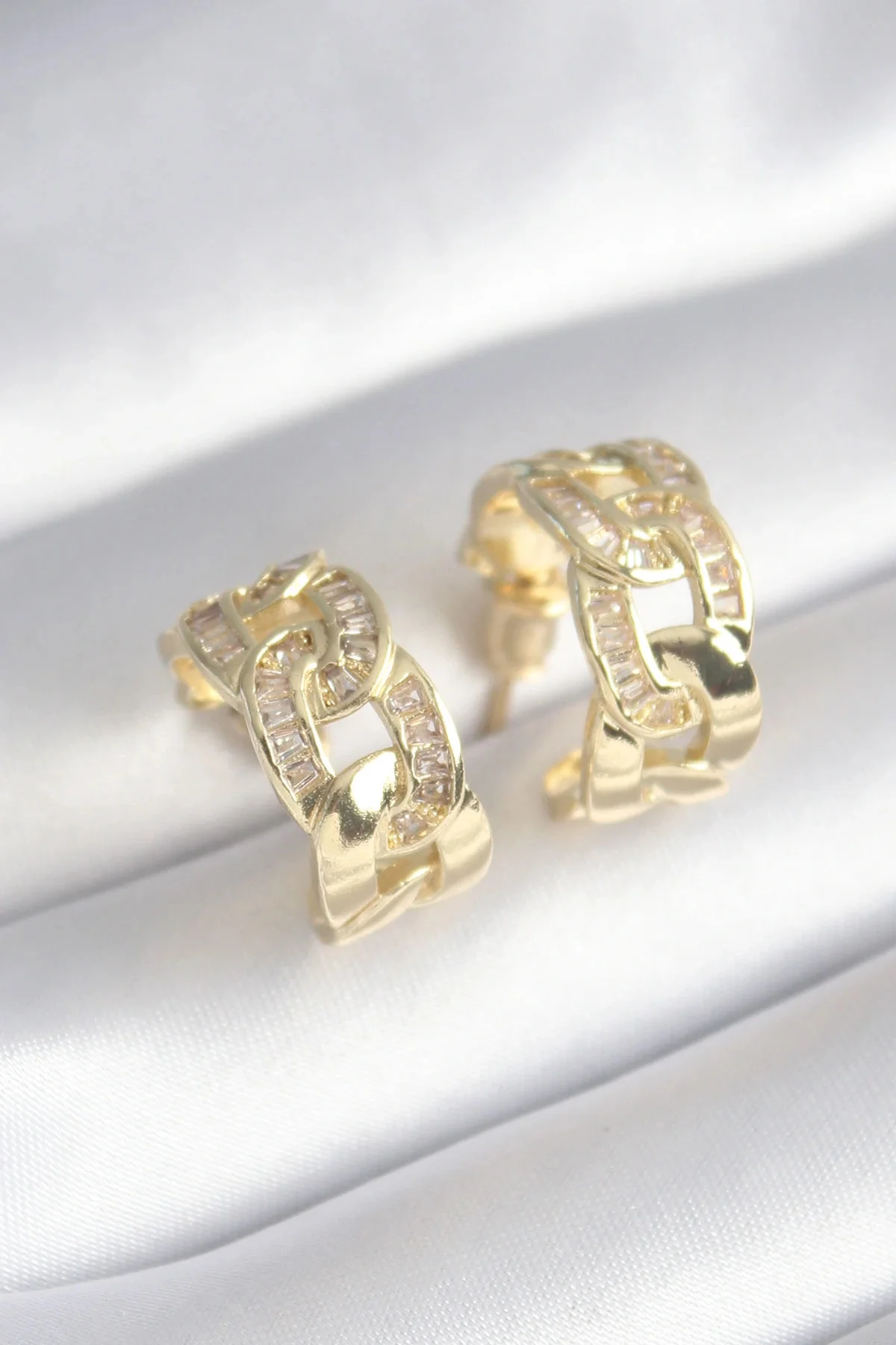 HarmonyAura Pirinç Gold Renk Zirkon Taş Detay Zincir Model Kadın 