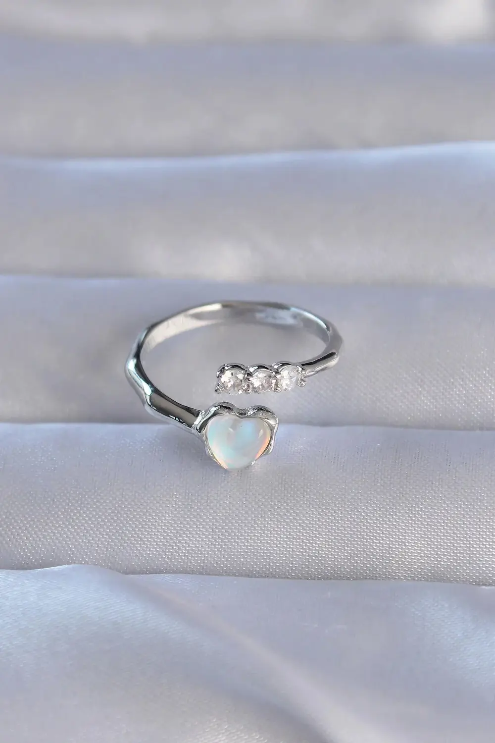 HarmonyAura Pirinç Gümüş Renk Zirkon Taşlı Sedefli Kalp Model Aya