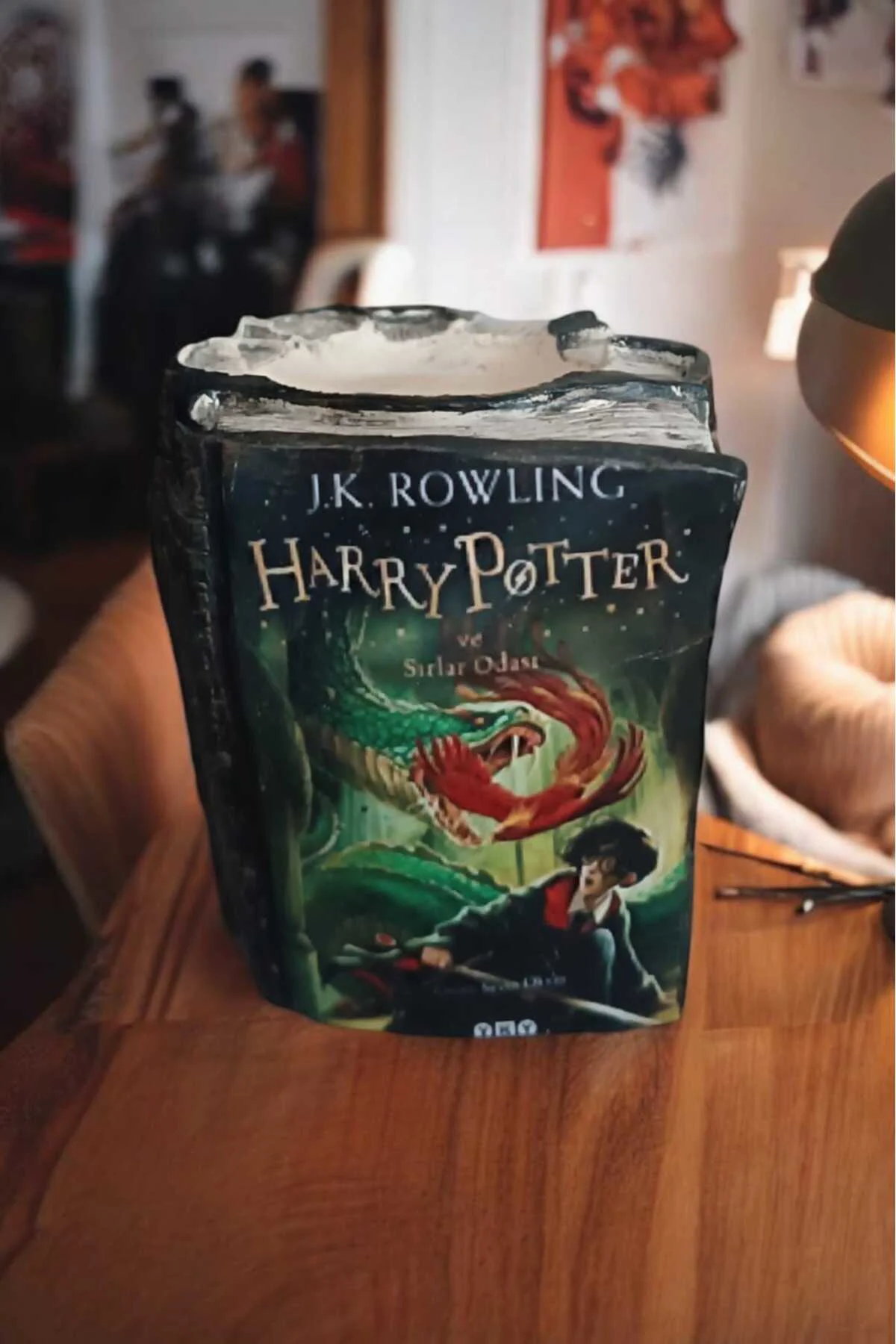 Harry Potter ve Sırlar Odası Kitabı Şeklinde Kalemlik 10 x 8 cm