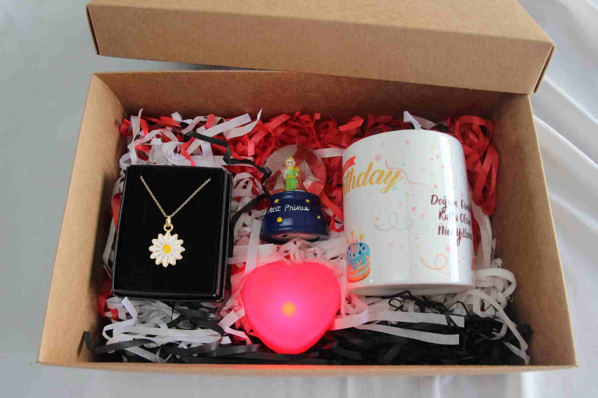 Home Hediye Kutusu Prince İşıklı Küre Papatya Kolye  Kupa Bardak İşıklı Kalp Doğum Günü Hediye Seti