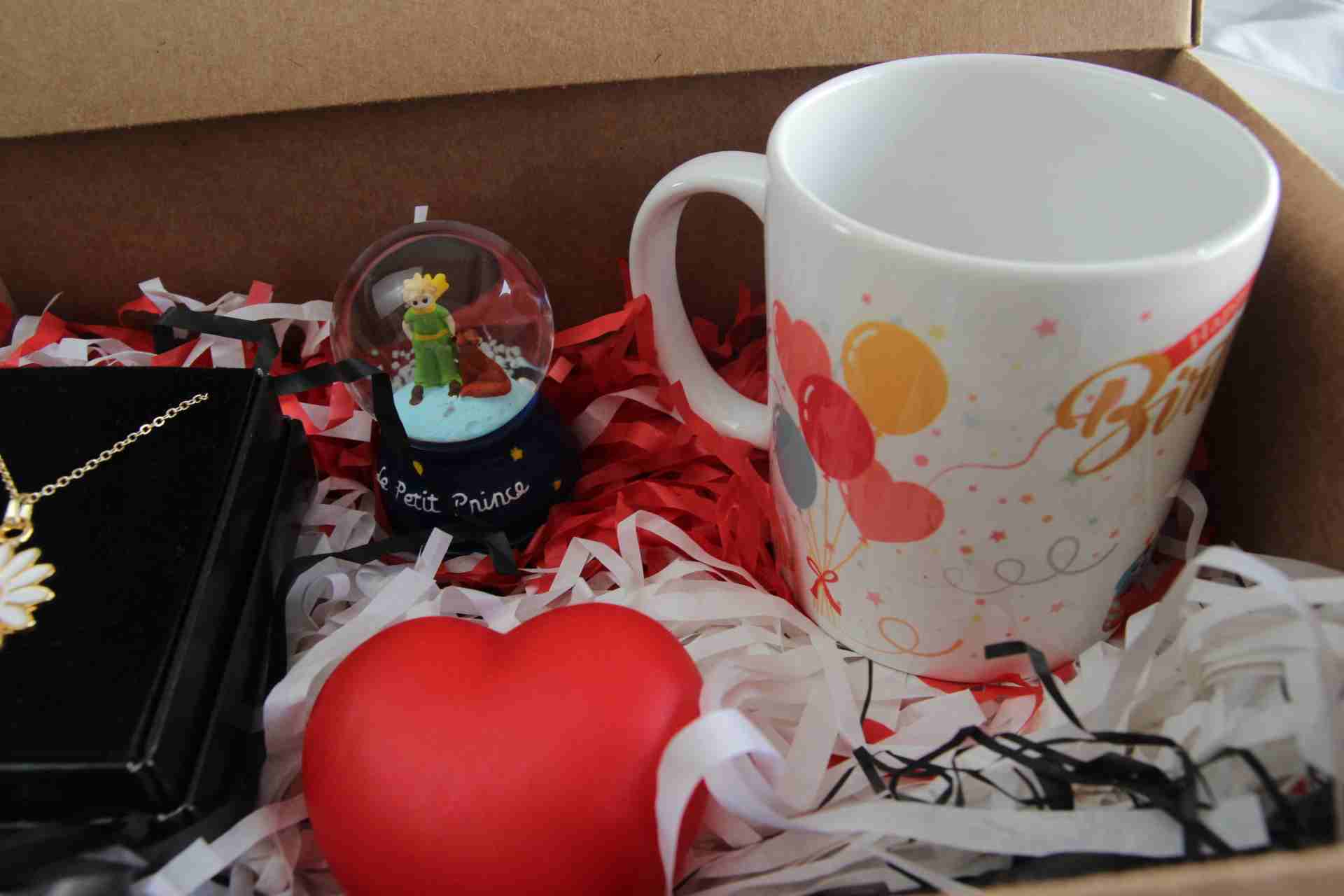 Home Hediye Kutusu Prince İşıklı Küre Papatya Kolye  Kupa Bardak İşıklı Kalp Doğum Günü Hediye Seti