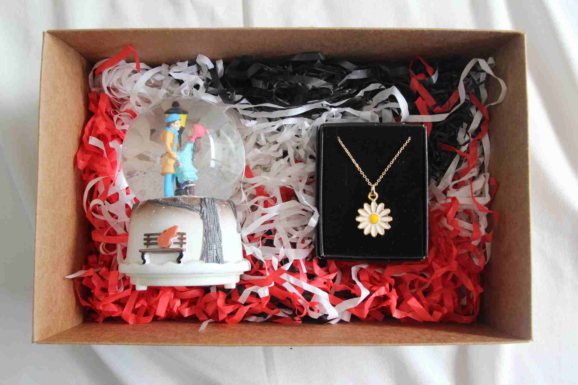 Home Hediye Kutusu Sevgili Aşıklar Temalı Kar Küresi Müzikli İşıklı Ve Özel Kutusunda Papatya Kolye