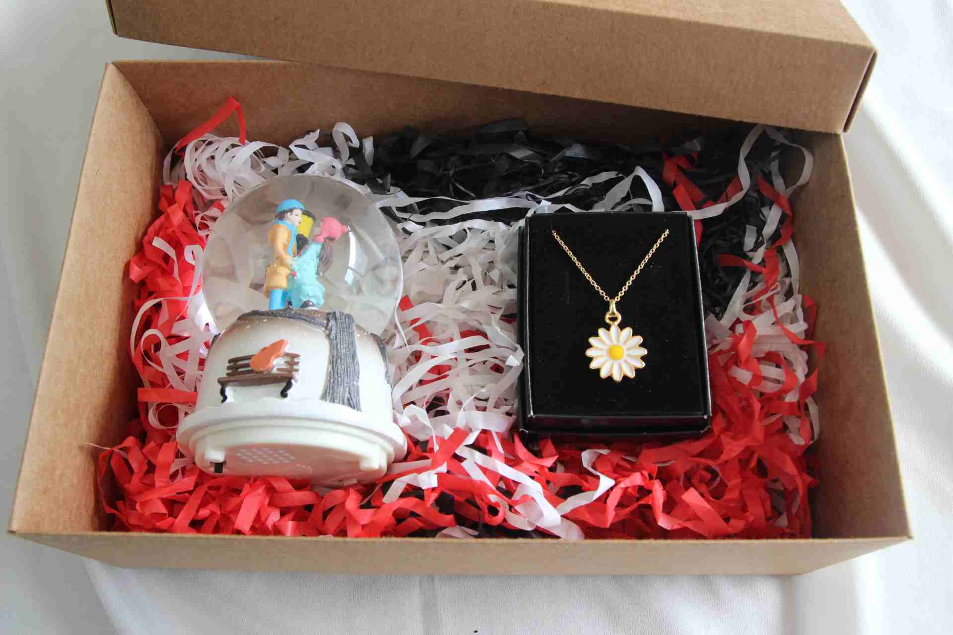 Home Hediye Kutusu Sevgili Aşıklar Temalı Kar Küresi Müzikli İşıklı Ve Özel Kutusunda Papatya Kolye