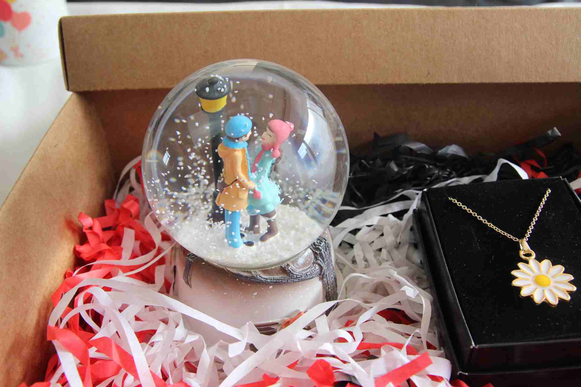 Home Hediye Kutusu Sevgili Aşıklar Temalı Kar Küresi Müzikli İşıklı Ve Özel Kutusunda Papatya Kolye
