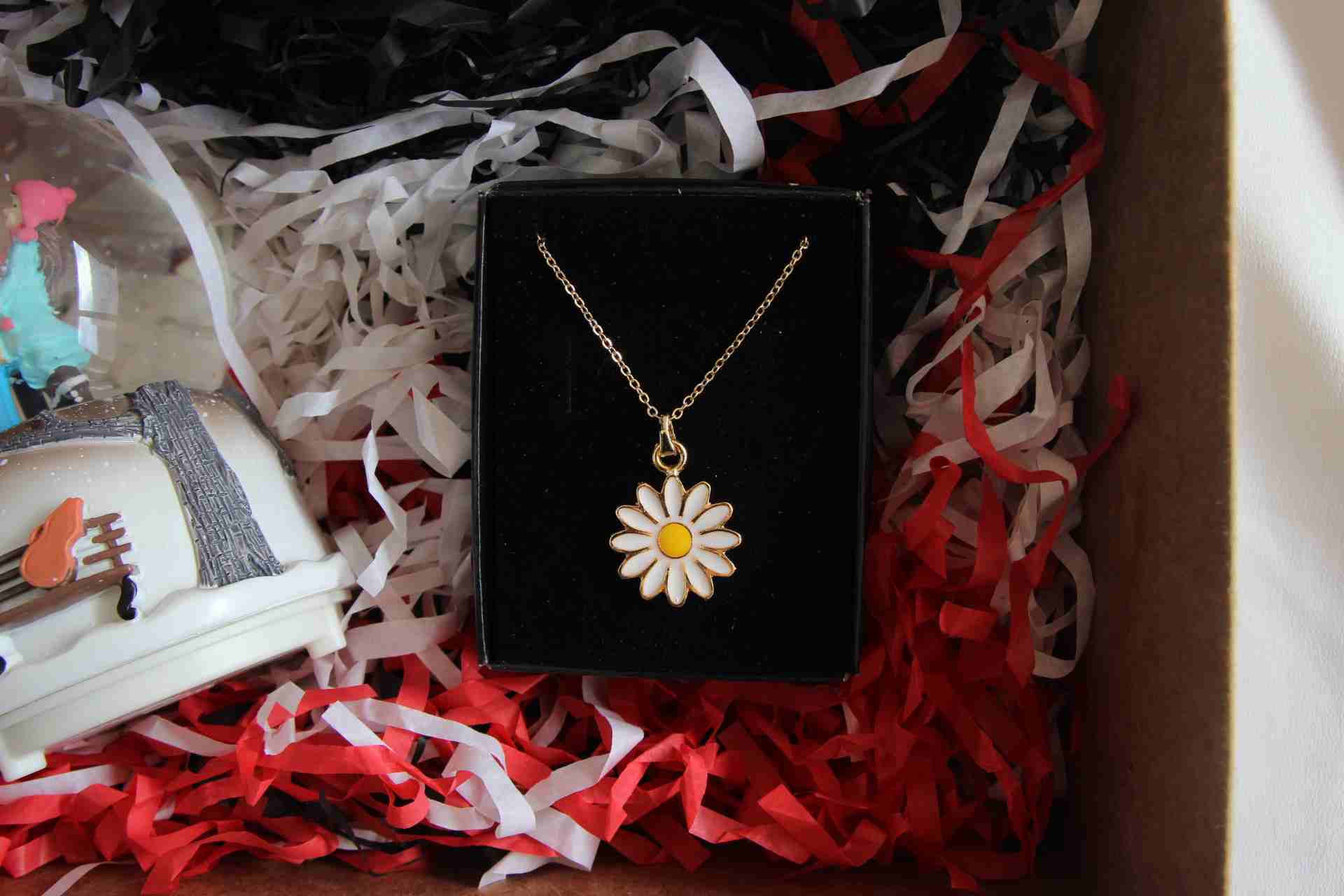 Home Hediye Kutusu Sevgili Aşıklar Temalı Kar Küresi Müzikli İşıklı Ve Özel Kutusunda Papatya Kolye