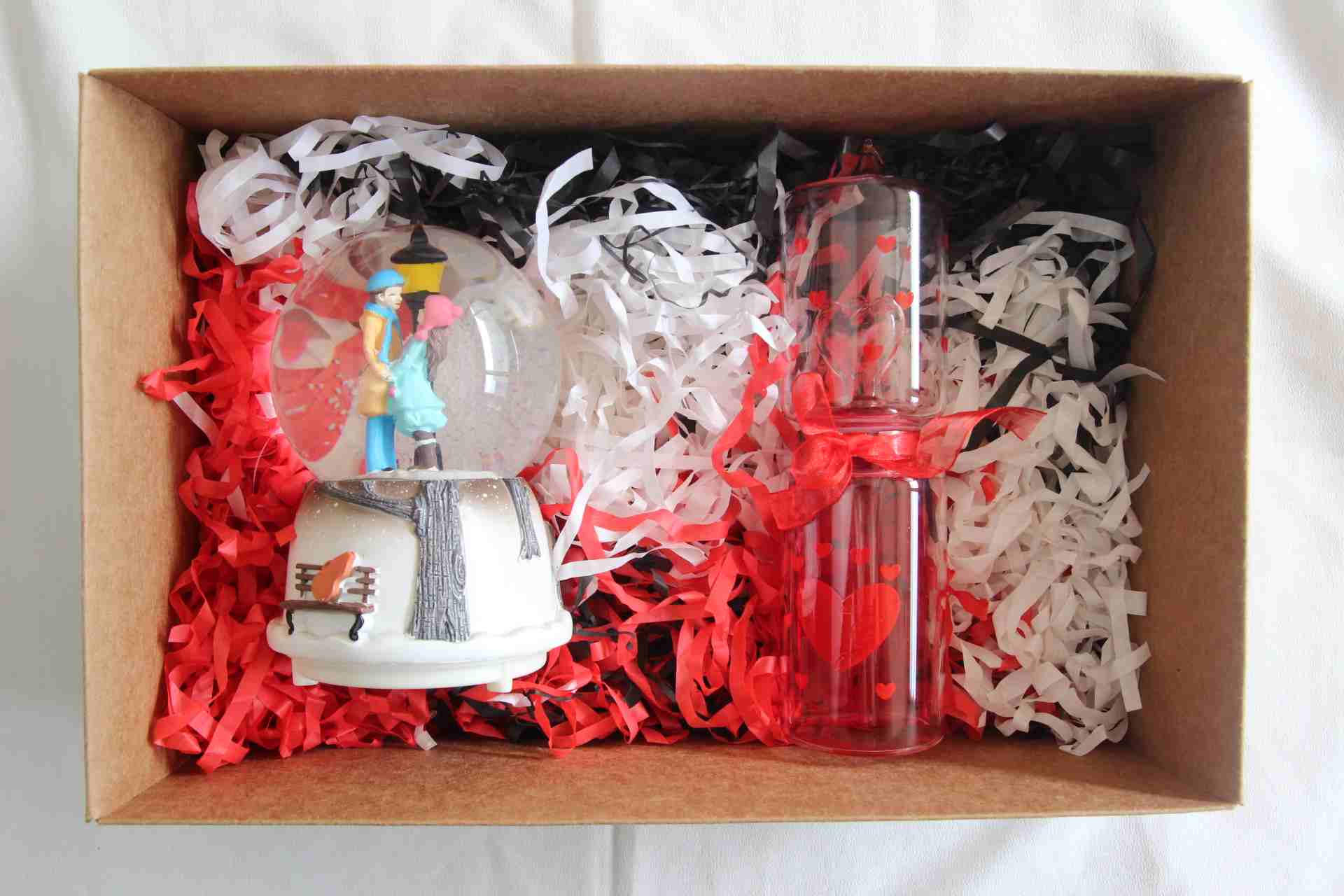 Home Hediye Kutusu Sevgili Aşıklar Temalı Kar Küresi Müzikli İşıklı Ve Aşk Ölçer