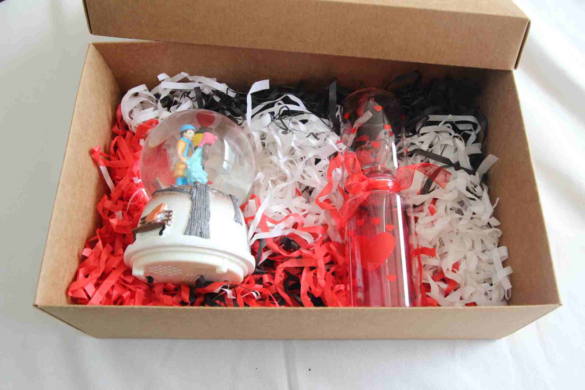 Home Hediye Kutusu Sevgili Aşıklar Temalı Kar Küresi Müzikli İşıklı Ve Aşk Ölçer