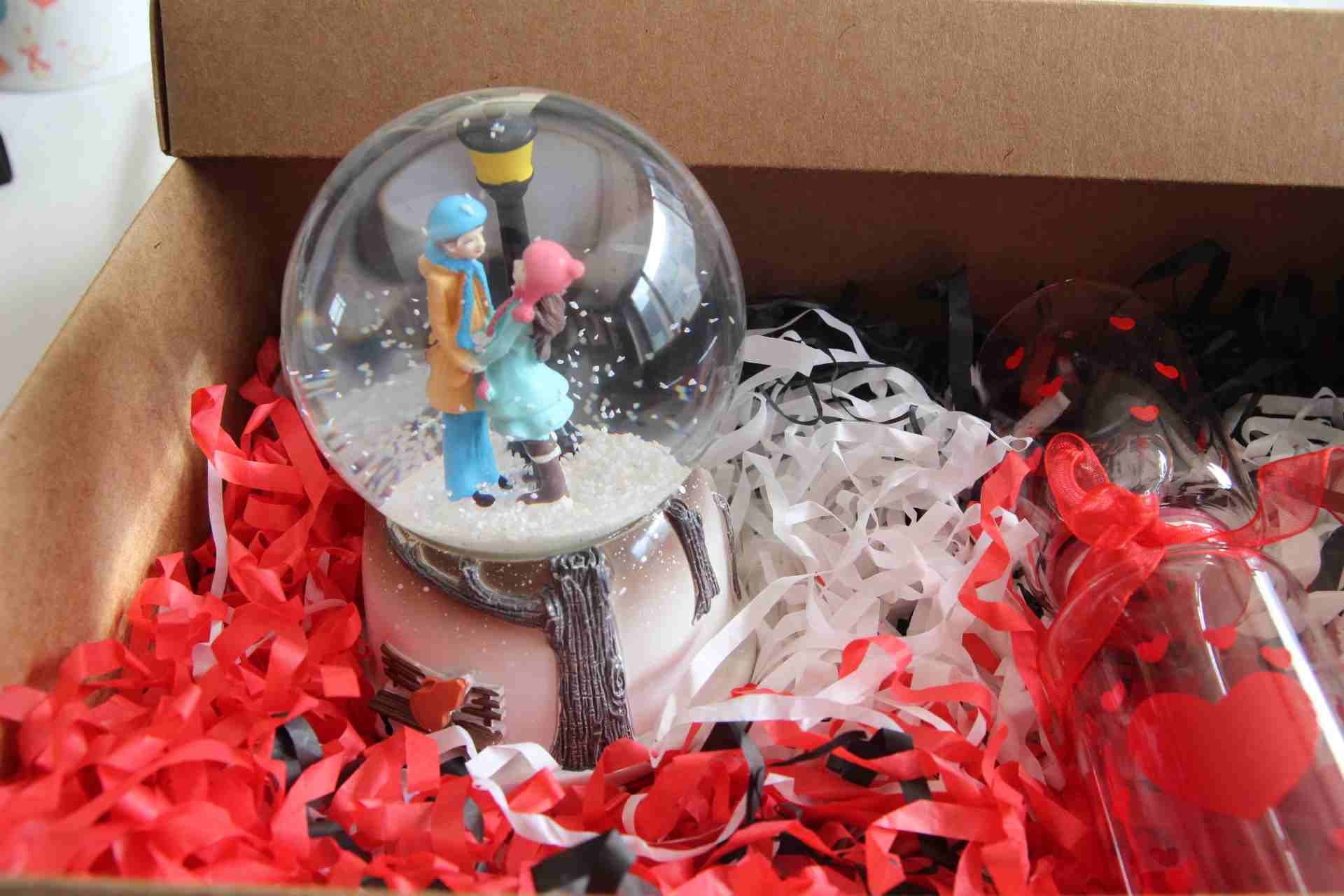 Home Hediye Kutusu Sevgili Aşıklar Temalı Kar Küresi Müzikli İşıklı Ve Aşk Ölçer