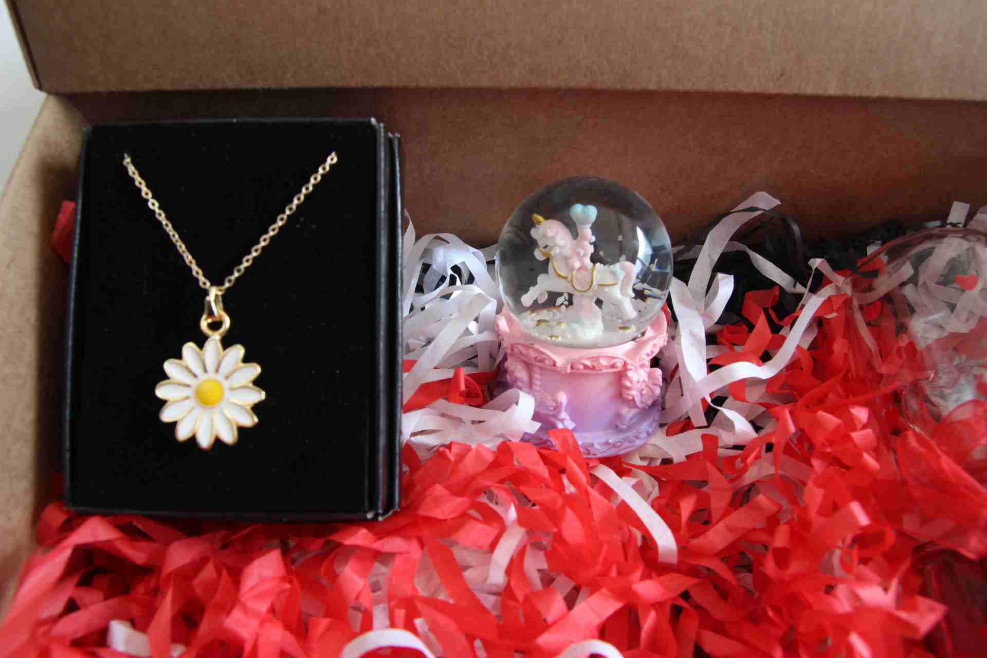 Home Hediye Seti Aşk Ölçer Özel Kutusunda Papatya Kolye Ve Unicorn İşıklı Kar Küresi