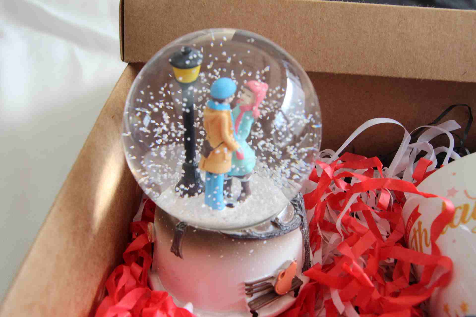 Home Hediye Seti Sevgili Aşıklar Temalı Kar Küresi Müzikli İşıklı Ve Doğum Günün Kutlu Olsun Kupa Bardak