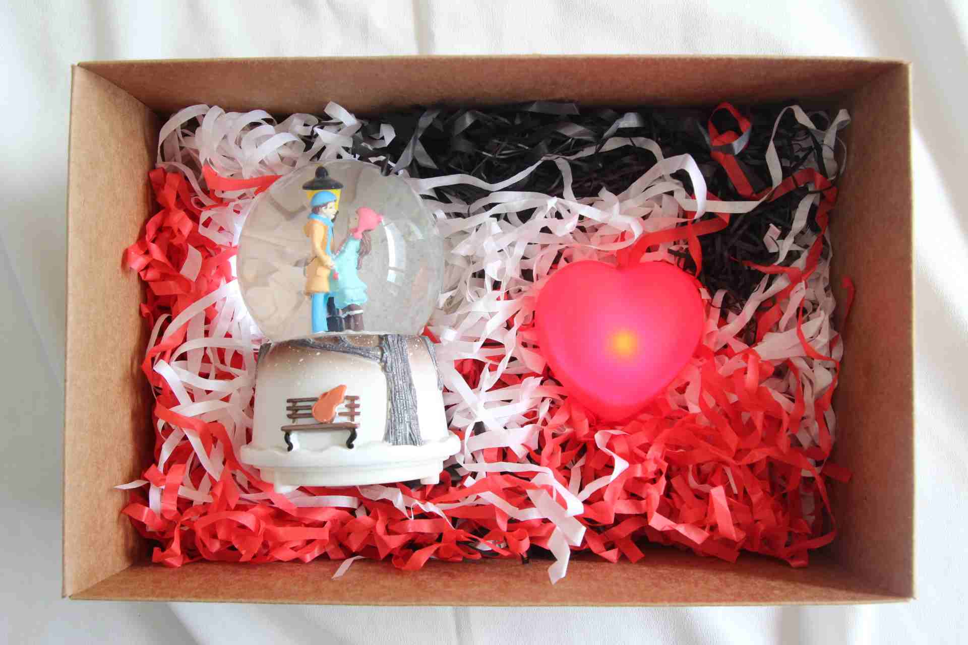 Home Hediye Seti Sevgili Aşıklar Temalı Kar Küresi Müzikli İşıklı Ve İşıklı Mini Kalp