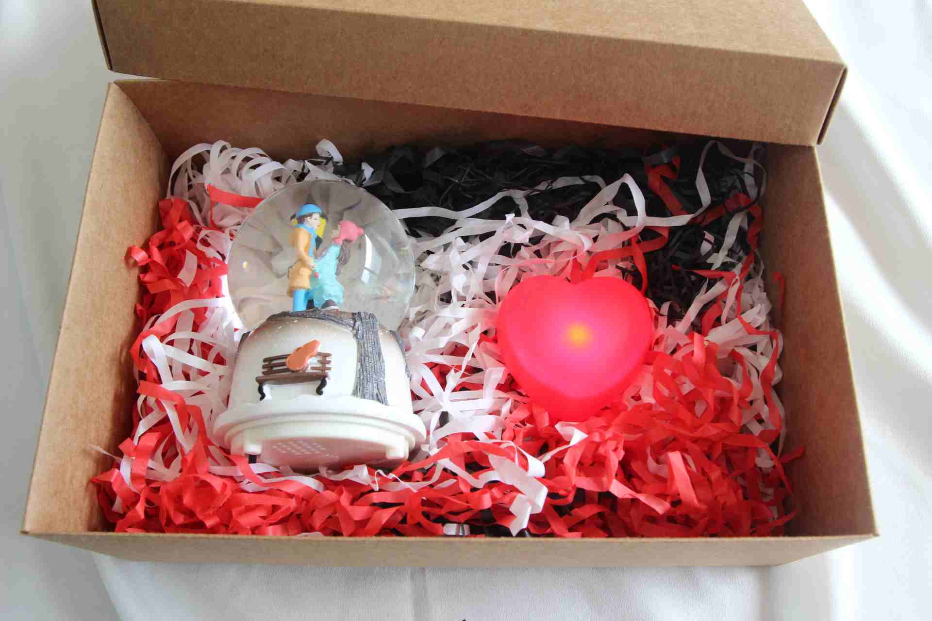 Home Hediye Seti Sevgili Aşıklar Temalı Kar Küresi Müzikli İşıklı Ve İşıklı Mini Kalp