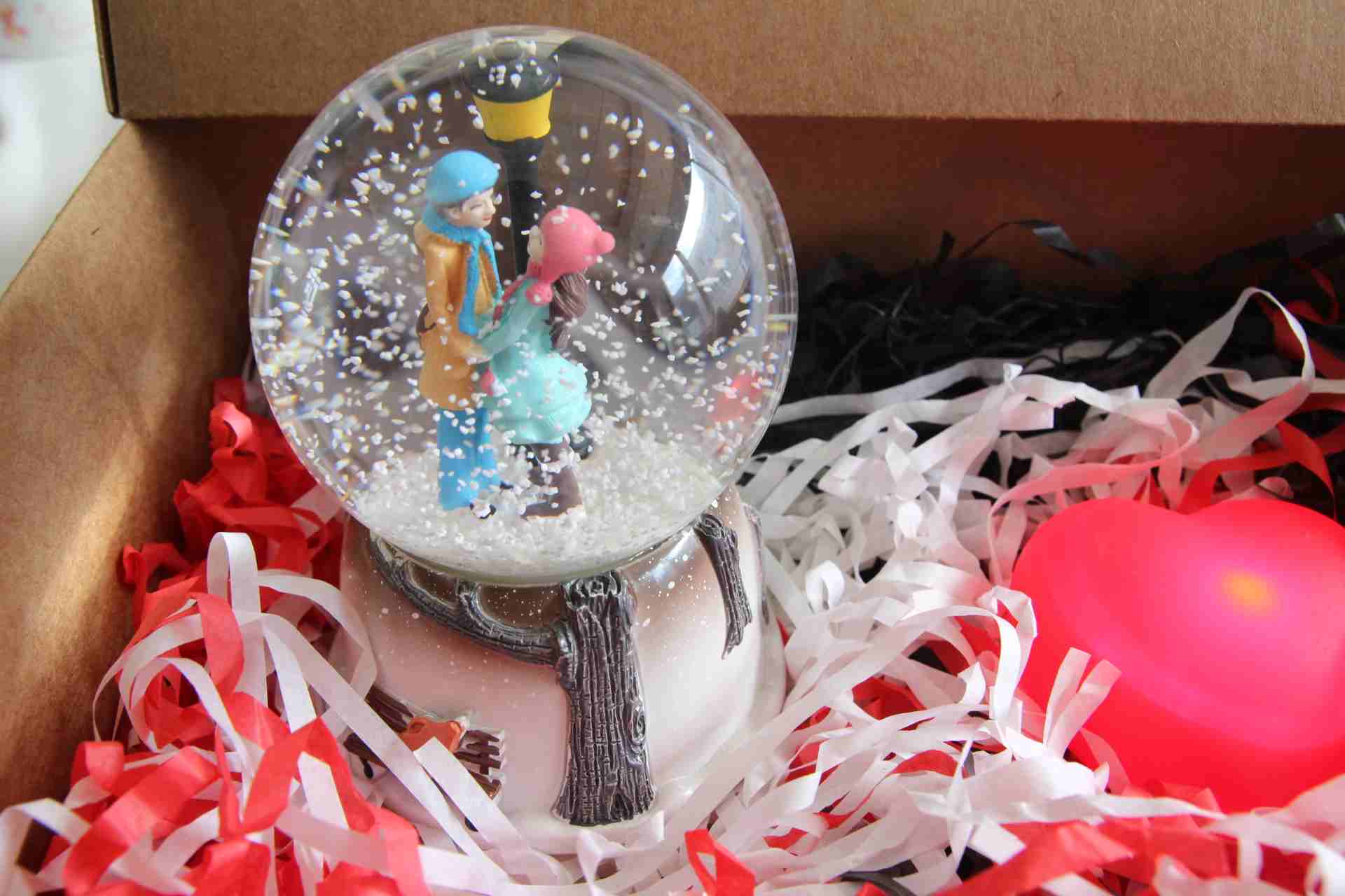Home Hediye Seti Sevgili Aşıklar Temalı Kar Küresi Müzikli İşıklı Ve İşıklı Mini Kalp