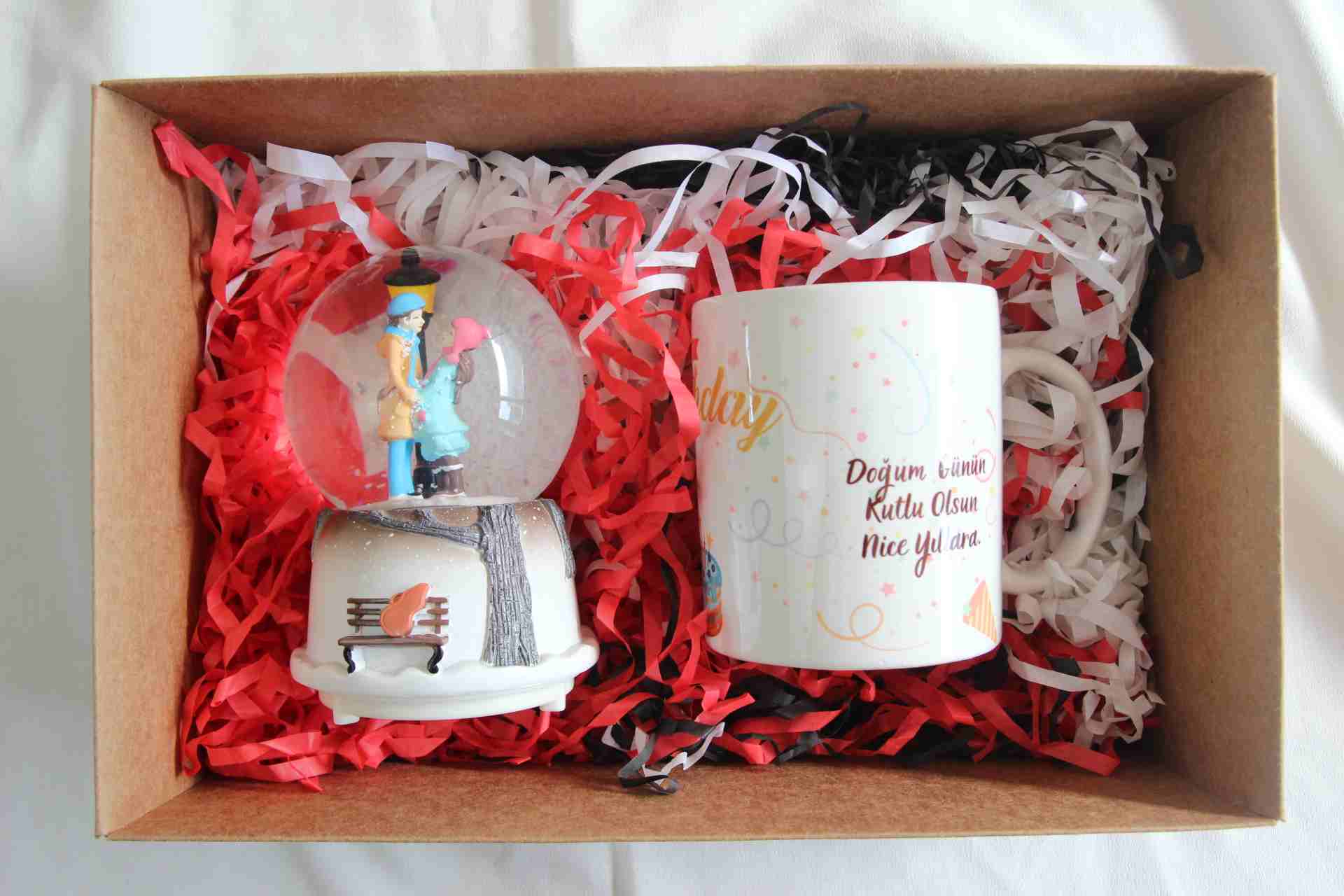 İhtiyaçavm Hediye Seti Sevgili Aşıklar Temalı Kar Küresi Müzikli İşıklı Ve Doğum Günün Kutlu Olsun Kupa Bardak