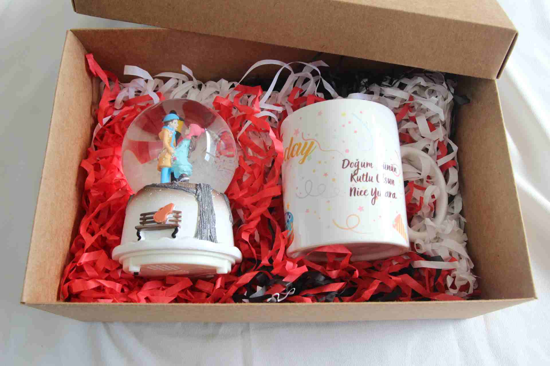 İhtiyaçavm Hediye Seti Sevgili Aşıklar Temalı Kar Küresi Müzikli İşıklı Ve Doğum Günün Kutlu Olsun Kupa Bardak